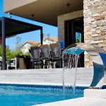 Villa In With Pool Near Brijuni Park Marčana