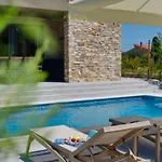 Villa In With Pool Near Brijuni Park