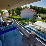 In With Pool Near Brijuni Park *