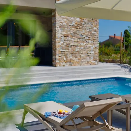 Villa In With Pool Near Brijuni Park