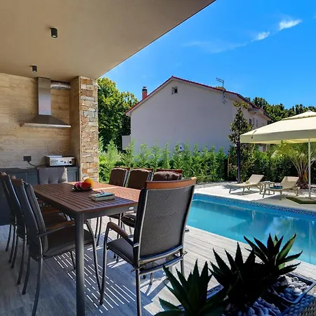 Villa In With Pool Near Brijuni Park