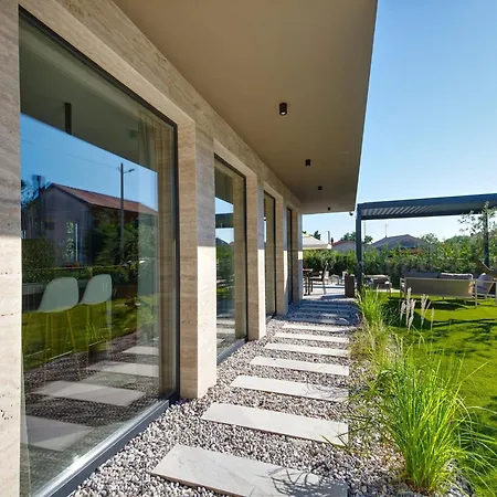 Villa In With Pool Near Brijuni Park *