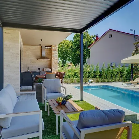 In With Pool Near Brijuni Park