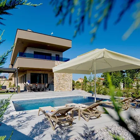 Villa In With Pool Near Brijuni Park *
